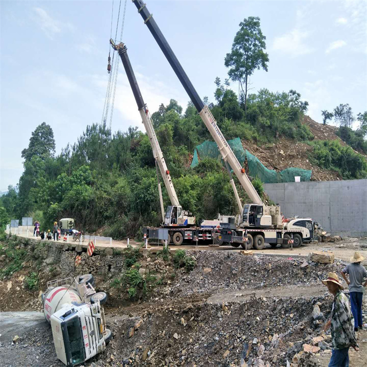 永泰县汽车掉沟里叫吊车救援要多少钱